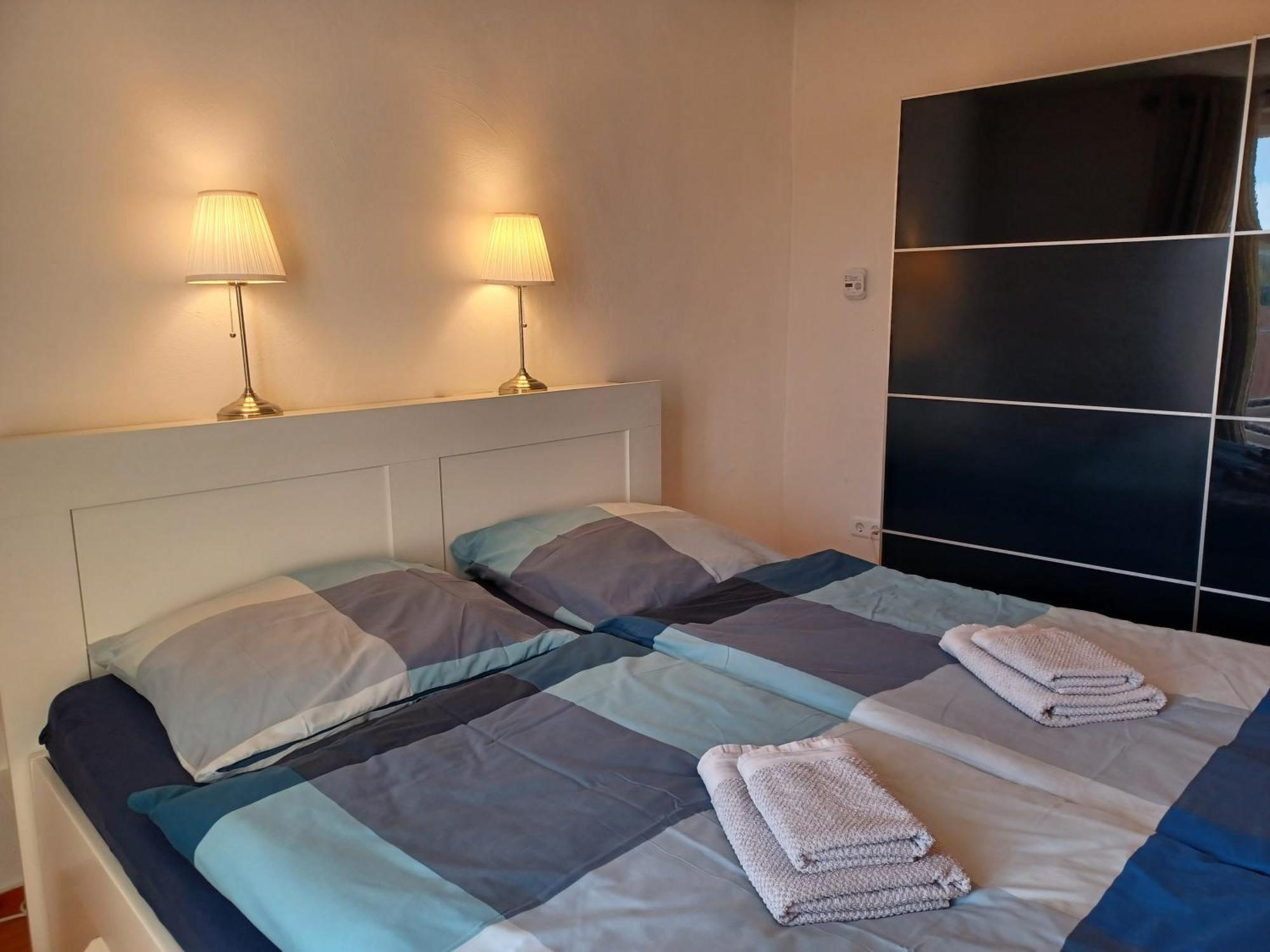 Ehemalige Bibliothek Apartment Fuer 2 Mit Kueche Kamin Netflix Parken Und Hofladen Steinhofel Buitenkant foto